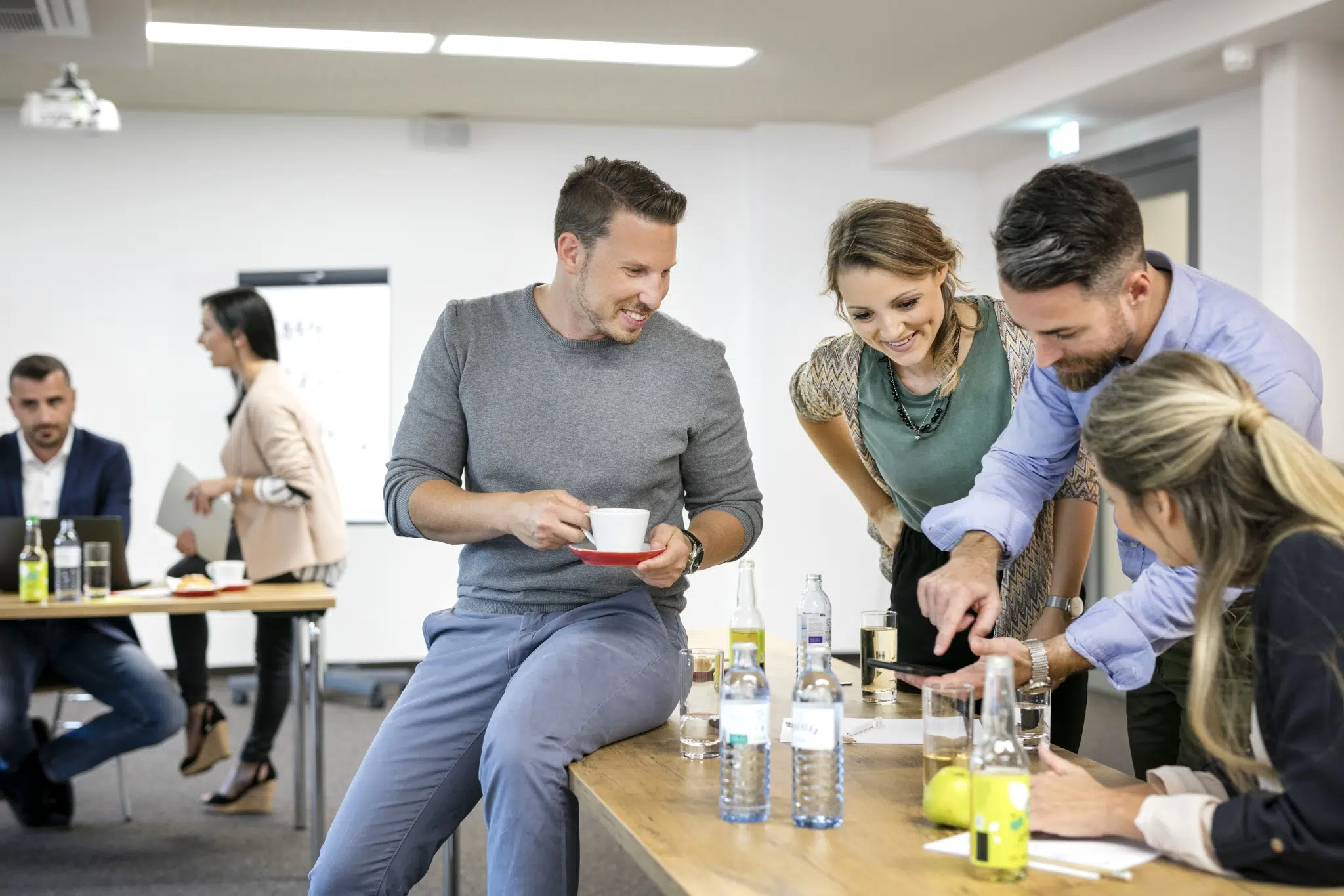 Sie sehen eine Gruppe von Personen im Meeting. JUFA Hotels bietet den Ort für erfolgreiche und kreative Seminare in abwechslungsreichen Regionen.