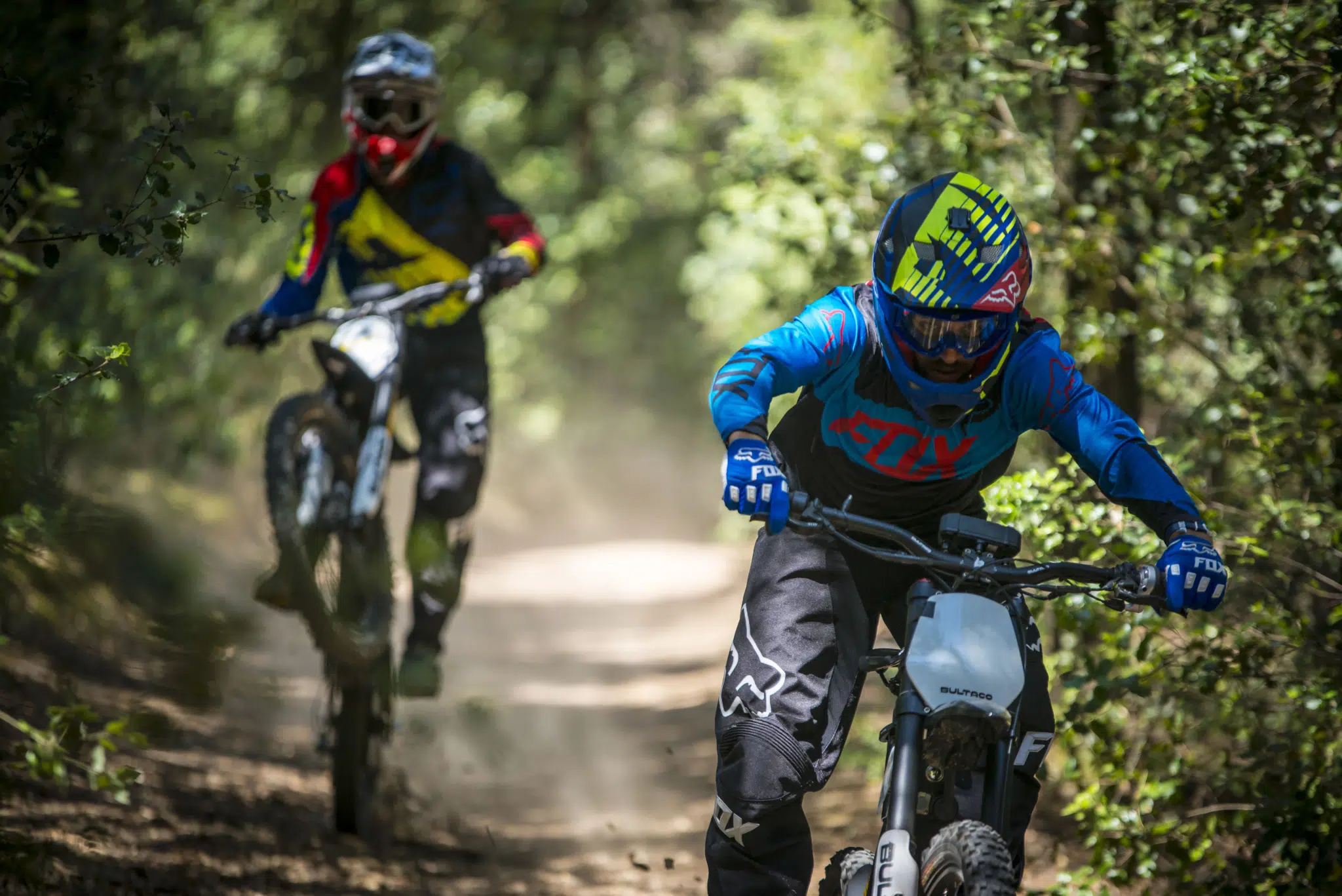 Sie sehen zwei Mountainbiker auf einem Freeride-Trail auf der Riesneralm im Wald. JUFA Hotels bietet tollen Urlaub mit viel Abenteuer und Spass für die ganze Familie.