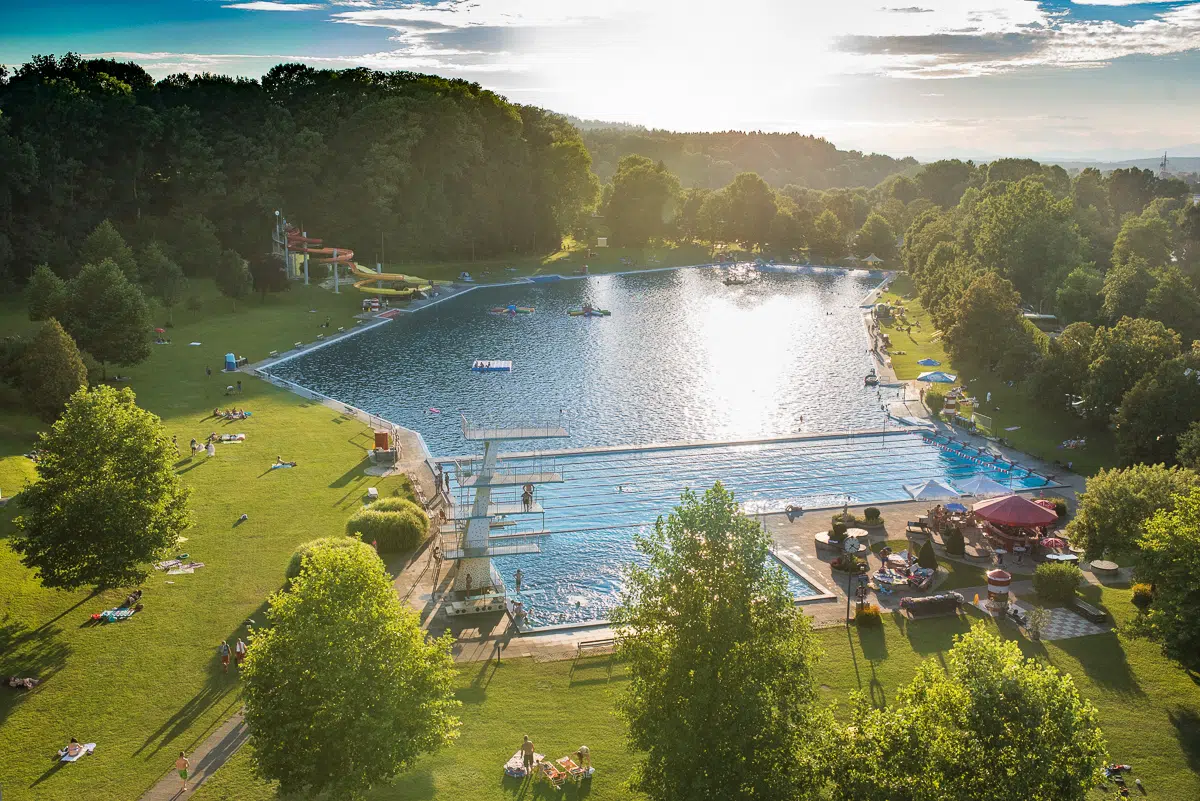 Sie sehen ein Panorama des Freibades Fürstenfeld in der Nähe vom JUFA Hotel Fürstenfeld***s.