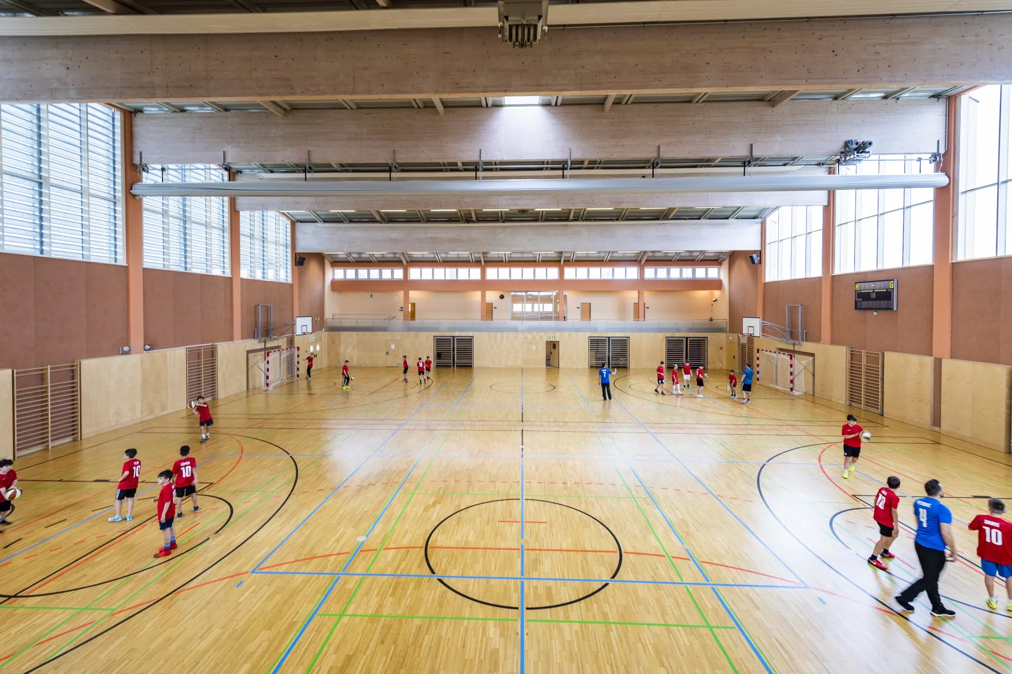 Sie sehen die Sporthalle im JUFA Hotel Fürstenfeld während eines Gruppentrainings. JUFA Hotels bietet Ihnen den Ort für erfolgreiches Training in ungezwungener Atmosphäre für Vereine und Teams.