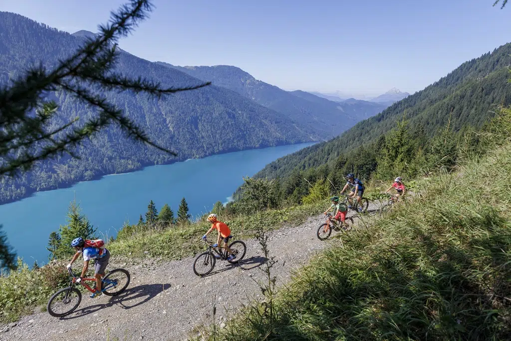 Sie sehen eine Familie beim Radfahren rund um den Weissensee.