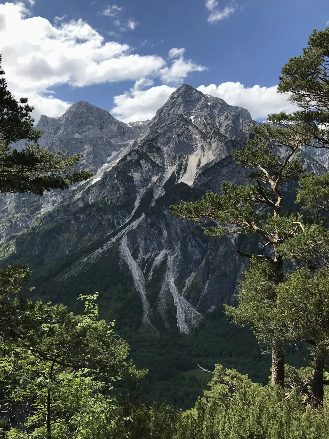 Ihr seht den Blick vom Schneiderberg auf die Berge der Almtaler Sonnenuhr am Almsee.