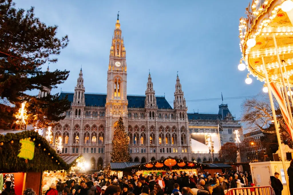 Ihr seht den Christkindlmarkt am Rathausplatz in Wien.