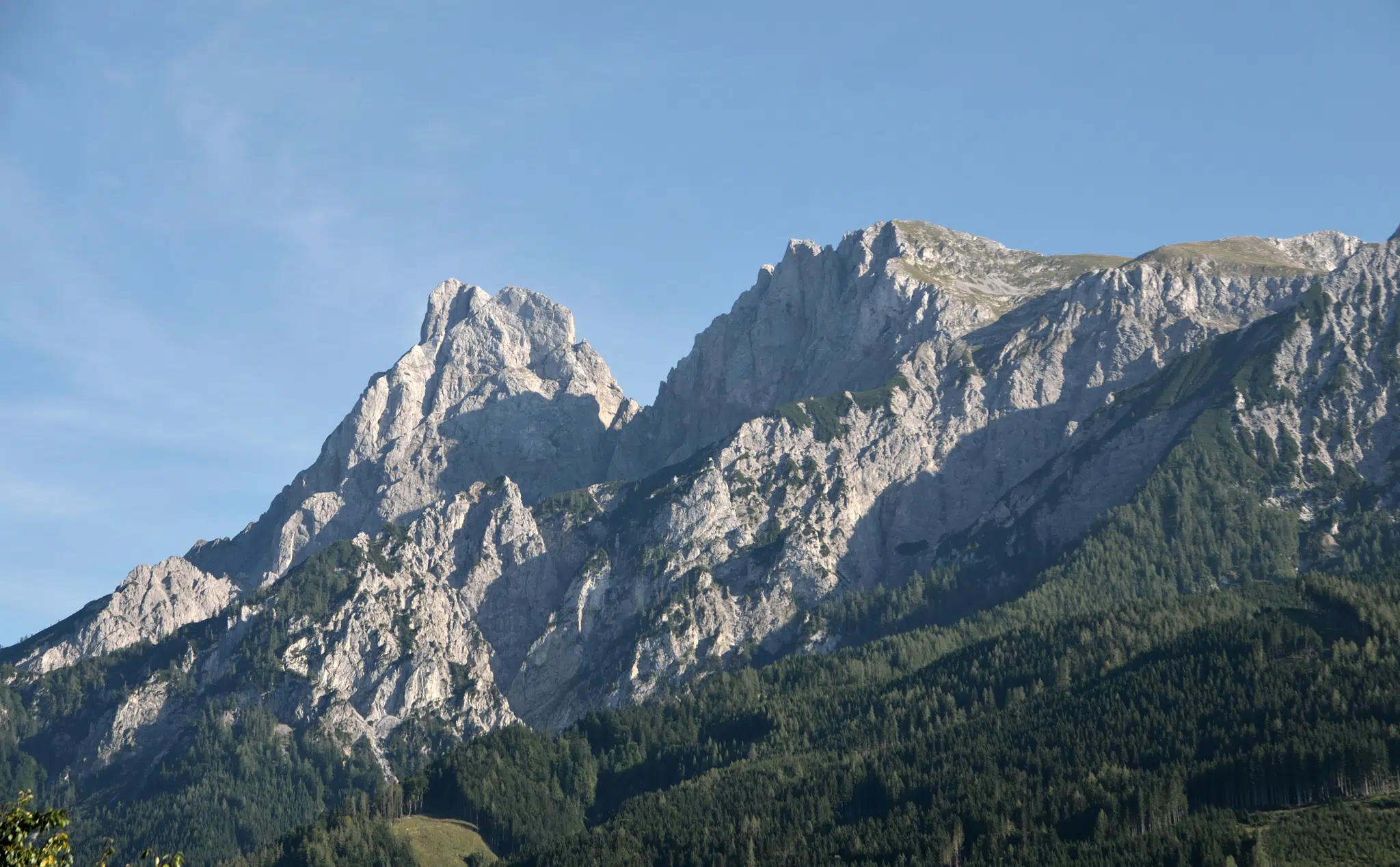 Ihr seht den Admonter Reichenstein und Sparafeld von Weng im Gesäuse aus gesehen.