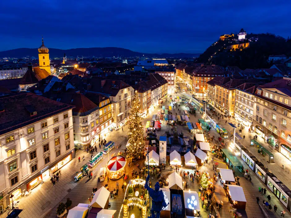 Ihr seht den Adventmarkt am Grazer Hauptplatz.