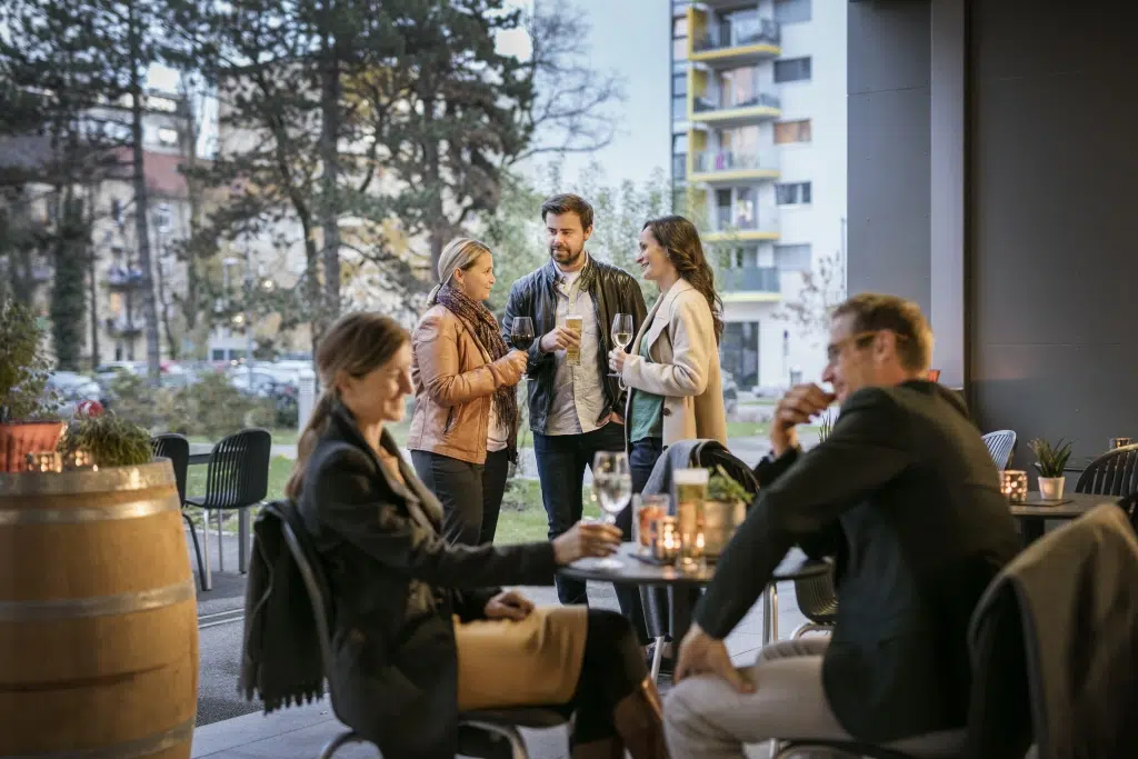 Ihr seht ein Afterwork-Treffen auf der Terrasse des JUFA Hotel Graz City***. Der Ort für erfolgreiche und kreative Seminare in abwechslungsreichen Regionen.