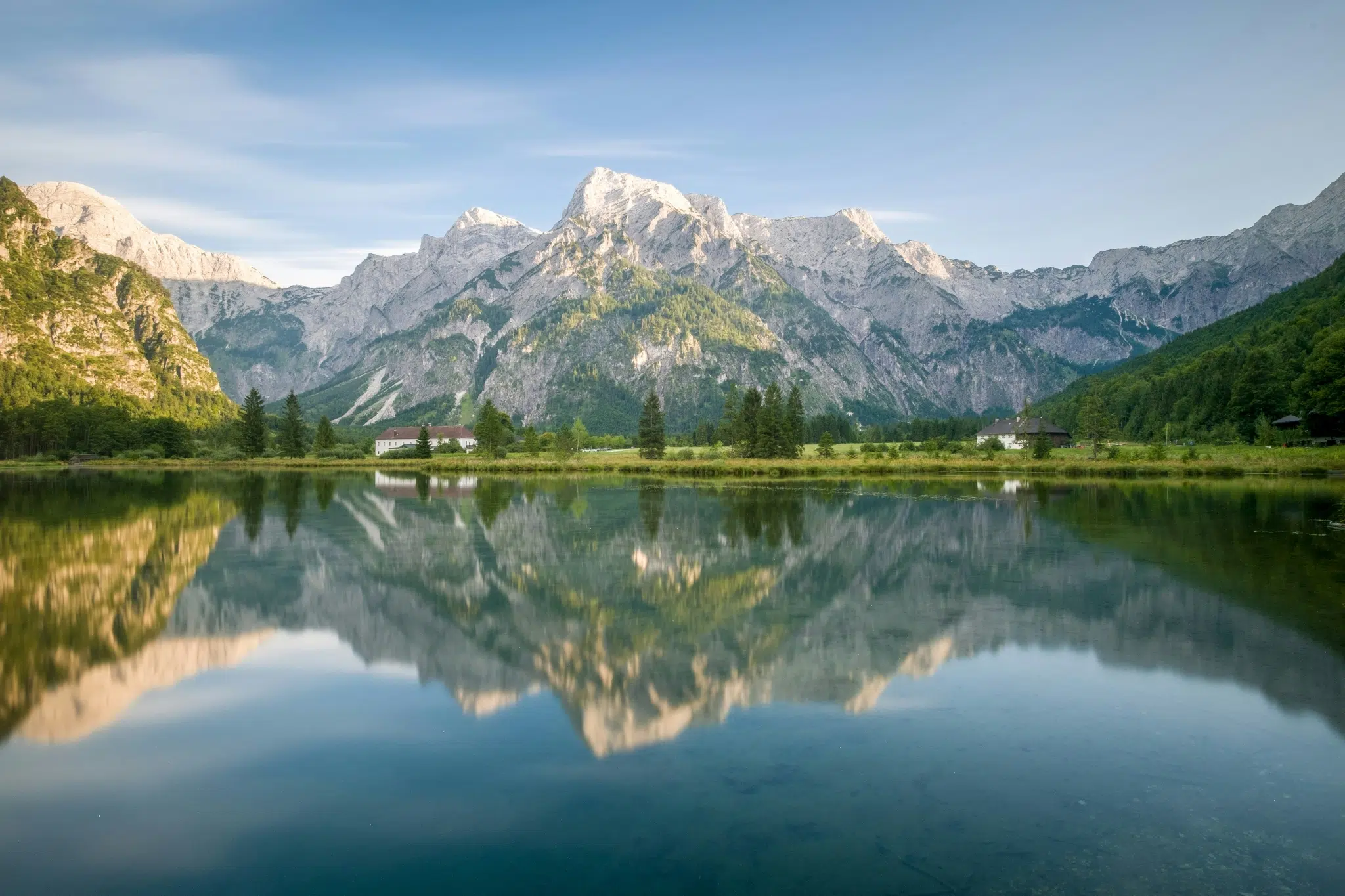 Ihr seht den Almsee im oberösterreichischen Almtal im Sommer.