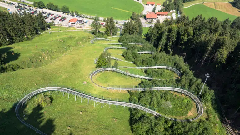 Ihr seht die Sommerrodelbahn von der Alpsee Bergwelt.