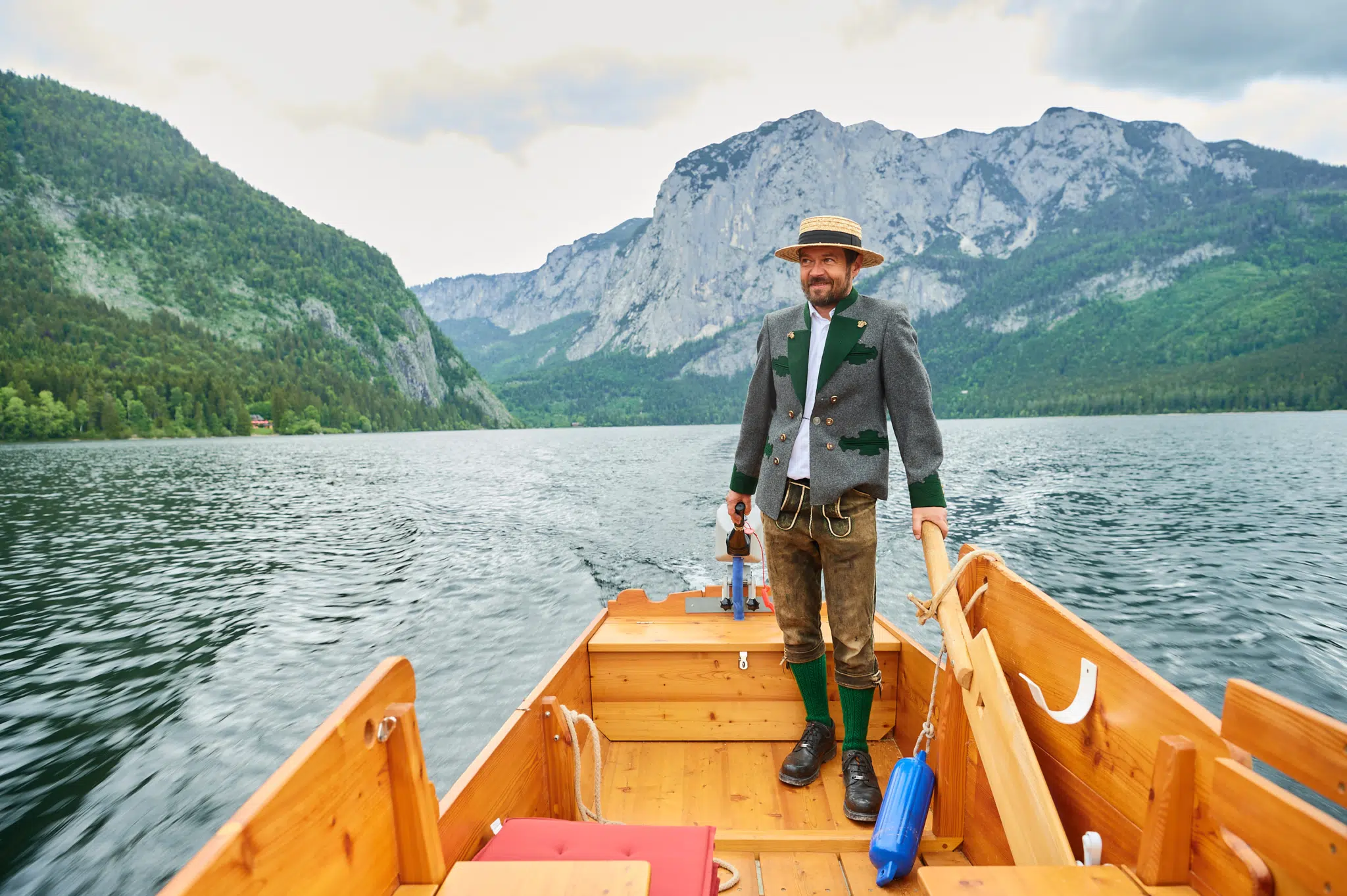 Ihr seht einen Plättenfahrer am Altausseer See. JUFA Hotels der Ort für erholsamen Urlaub für die ganze Familie