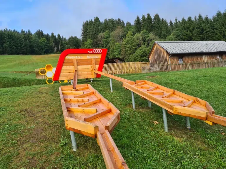 Sie sehen den Outdoor-Spielbereich im JUFA Hotel Gitschtal.