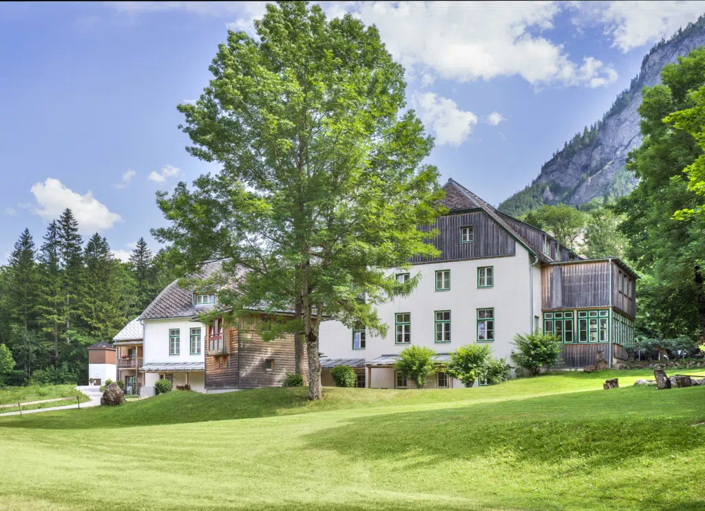 Ihr seht die Außenansicht des JUFA Hotel Grundlsee***