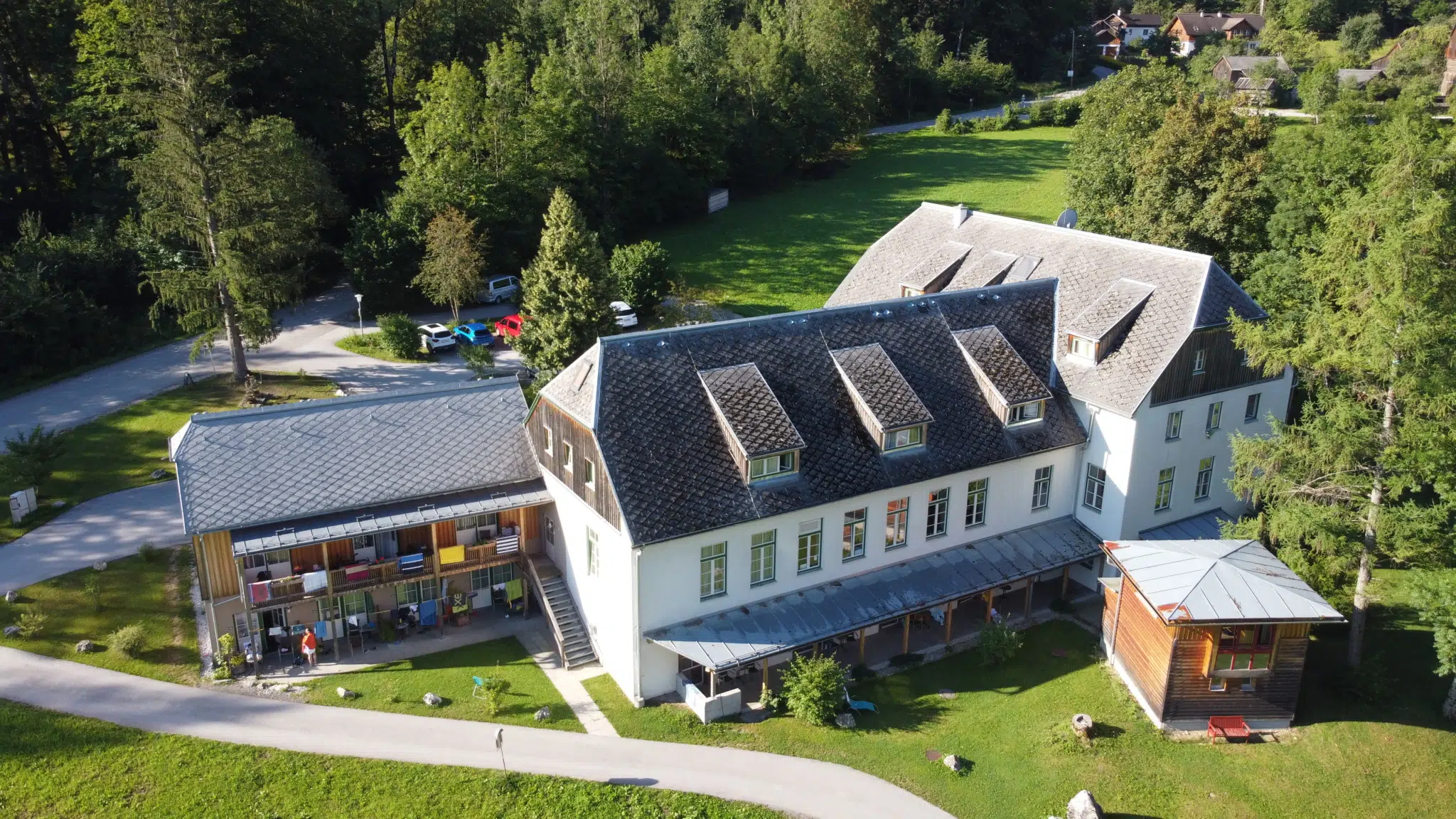 Ihr seht das Gebäude des JUFA Hotel Grundlsee*** von hinten