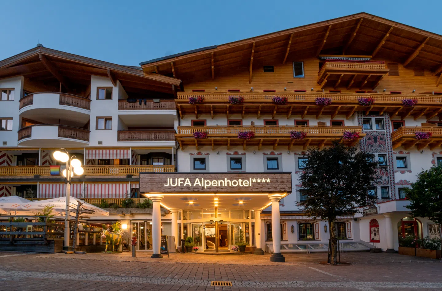 Ihr seht die Außenansicht vom JUFA Alpenhotel Saalbach**** im Sommer.