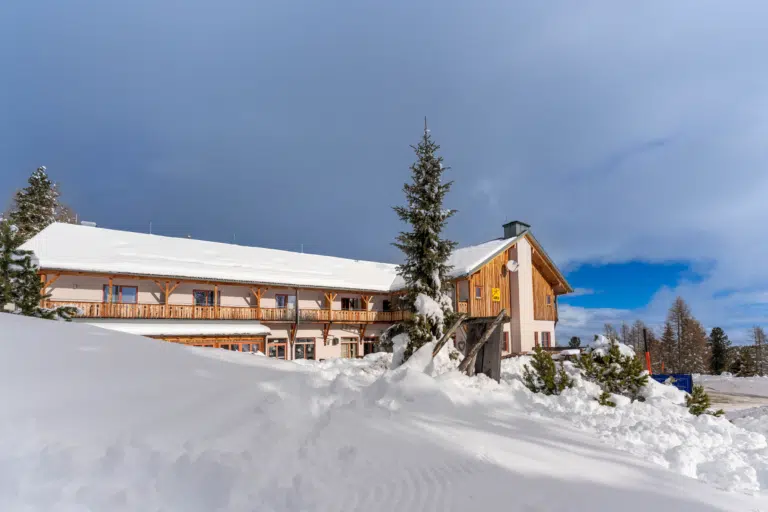 Ihr seht das JUFA Hotel Hochrindl*** von außen im Winter. JUFA Hotels bietet unvergesslichen Familienurlaub und einzigartige Winter- und Sommerurlaube.