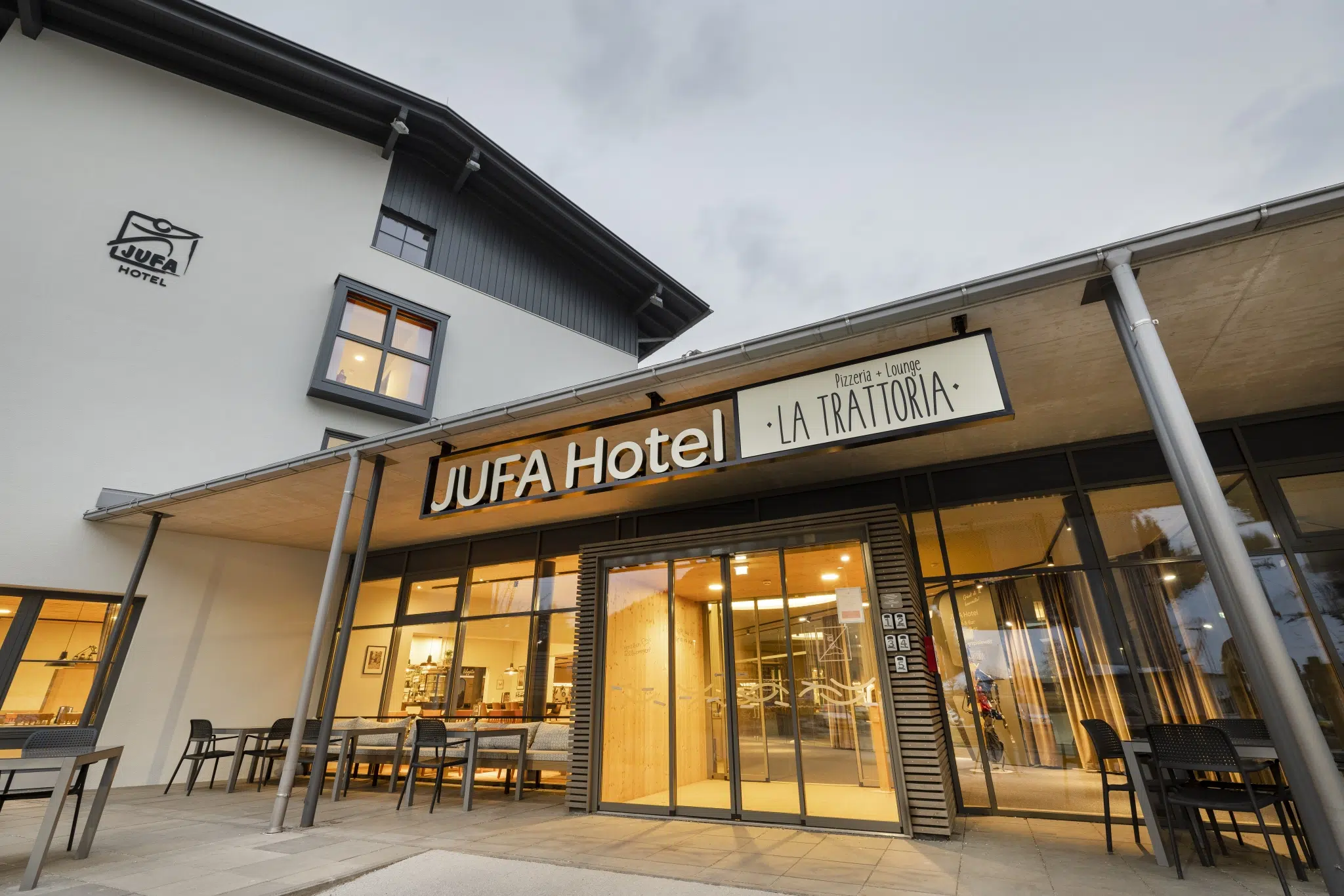 Sie sehen eine Aussenansicht des JUFA Hotel Wipptal. Die JUFA Hotels sind der ideale Ausgangspunkt für einen erlebnisreichen Urlaub.