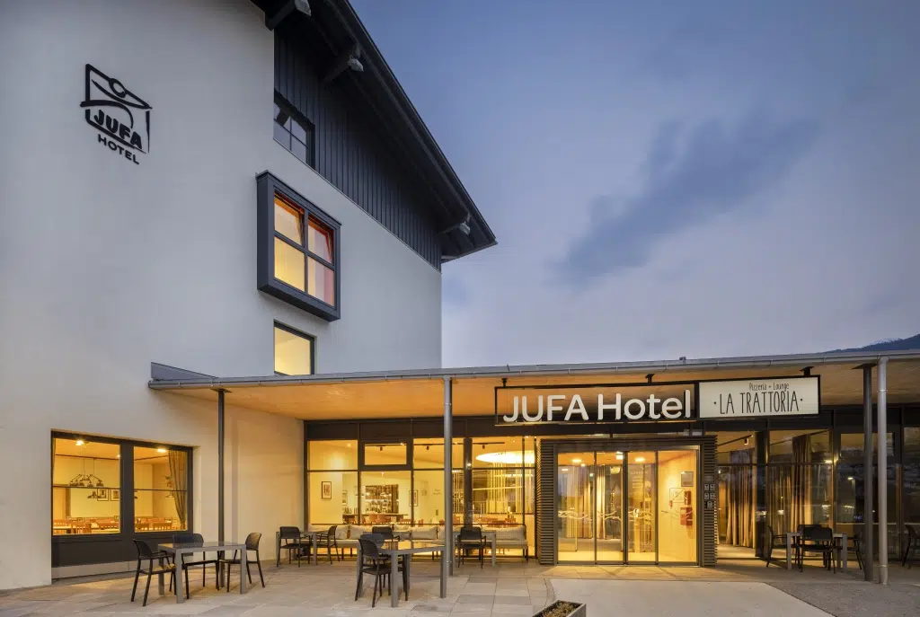 Sie sehen eine Aussenansicht des JUFA Hotel Wipptal. Die JUFA Hotels sind der ideale Ausgangspunkt für einen erlebnisreichen Urlaub.