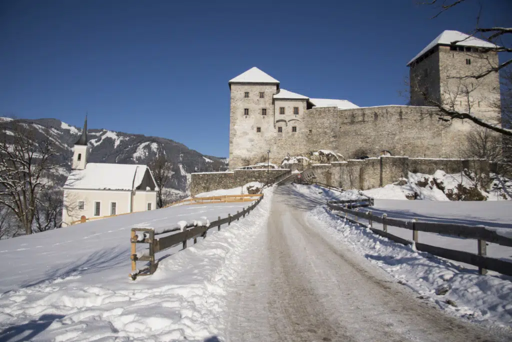 Ihr seht die Burg Kaprun von der Straße aus im Winter.