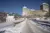 Ihr seht die Burg Kaprun von der Straße aus im Winter.