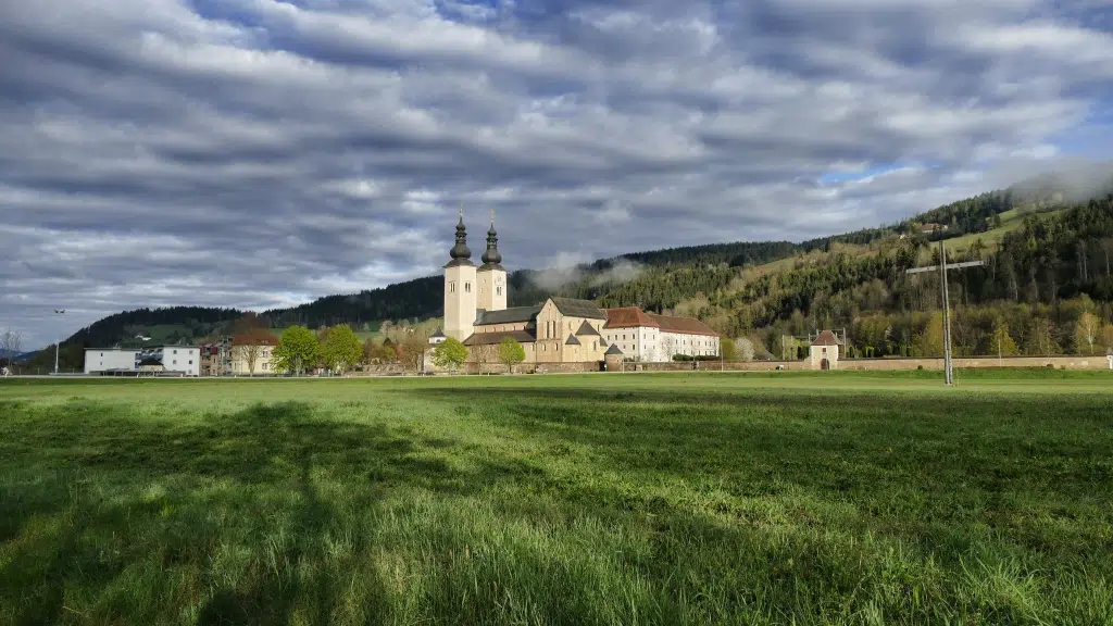 Ihr seht eine Außenansicht des Dom zu Gurk in der Nähe vom JUFA Hotel Gurk vor einer grünen Wiese. JUFA Hotels bieten erholsamen Familienurlaub und einen unvergesslichen Winter- und Wanderurlaub.