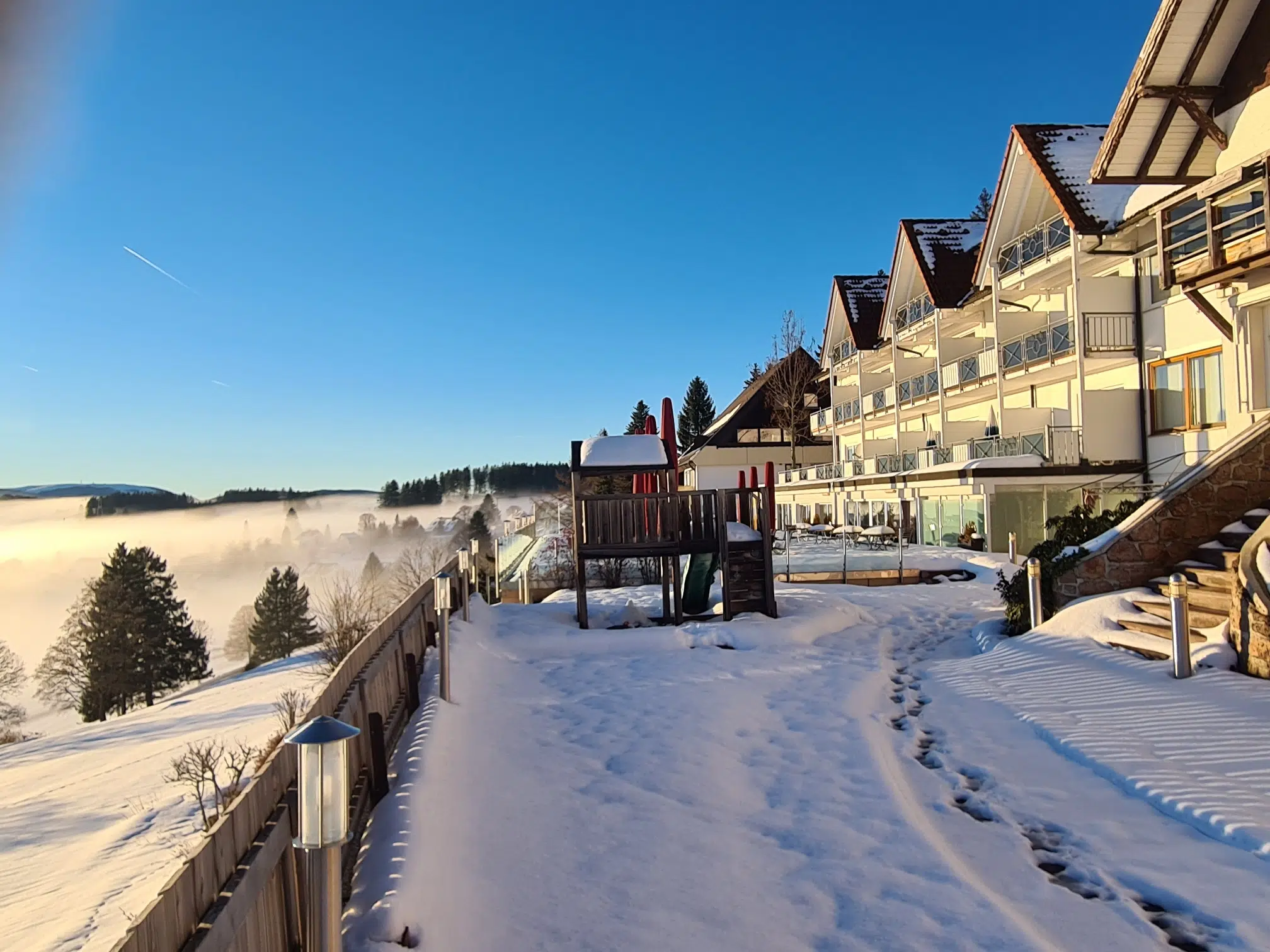 Ihr seht eine Außenansicht vom JUFA Hotel Schwarzwald***s. Der Ort für erholsamen Familienurlaub und einen unvergesslichen Winter- und Wanderurlaub.