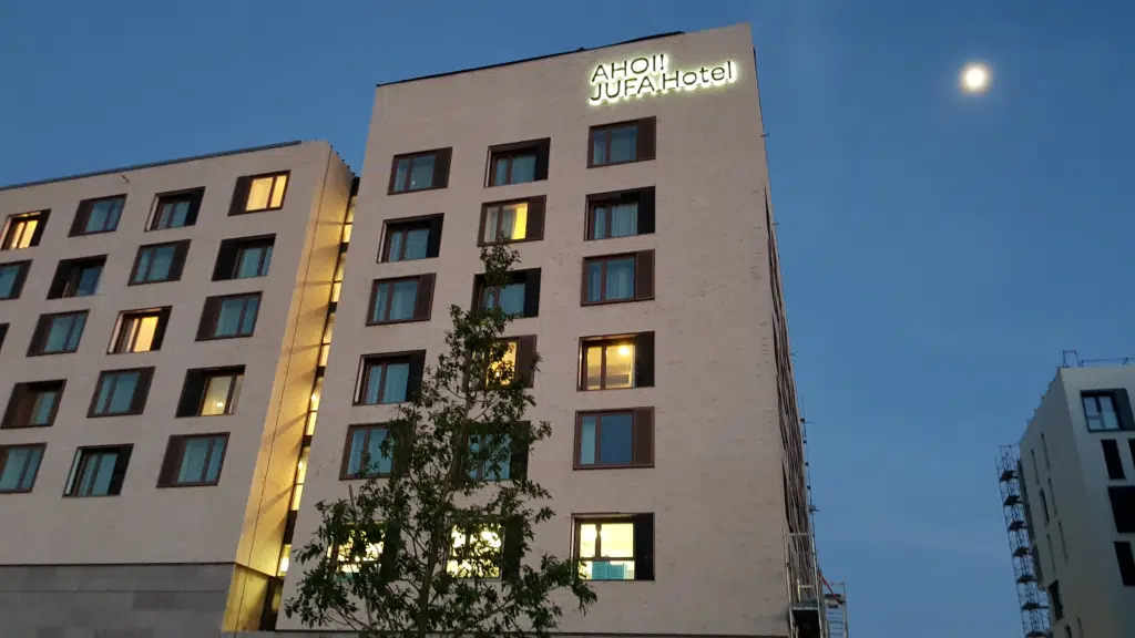 Ihr seht die Außenfassade des JUFA Hotel Hamburg HafenCity**** bei Nacht. JUFA Hotels bietet erlebnisreichen Städtetrip für die ganze Familie und den idealen Platz für Ihr Seminar.