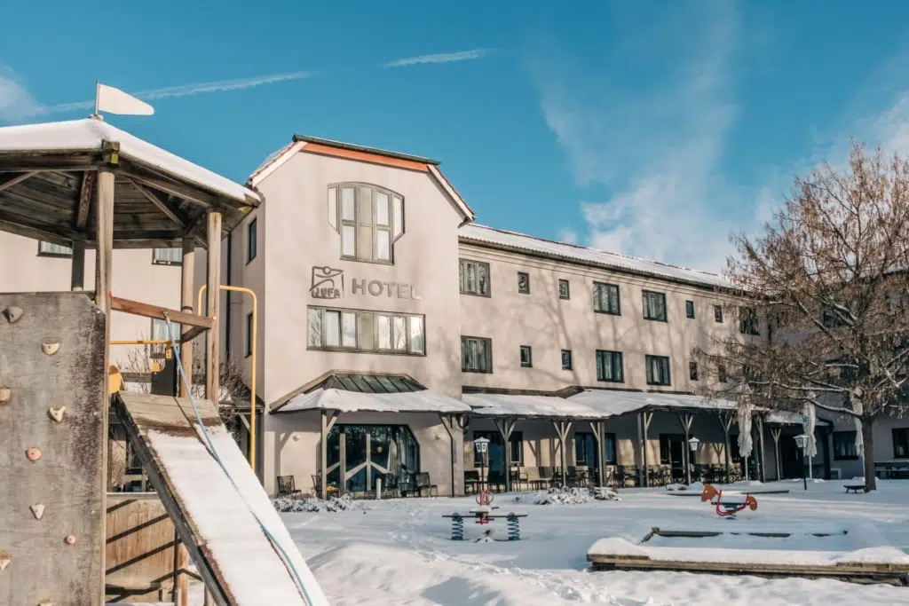 Ihr seht das Außengebäude vom JUFA Hotel Lipizzanerheimat***. Der Ort für erholsamen Familienurlaub und einen unvergesslichen Winter- und Wanderurlaub.