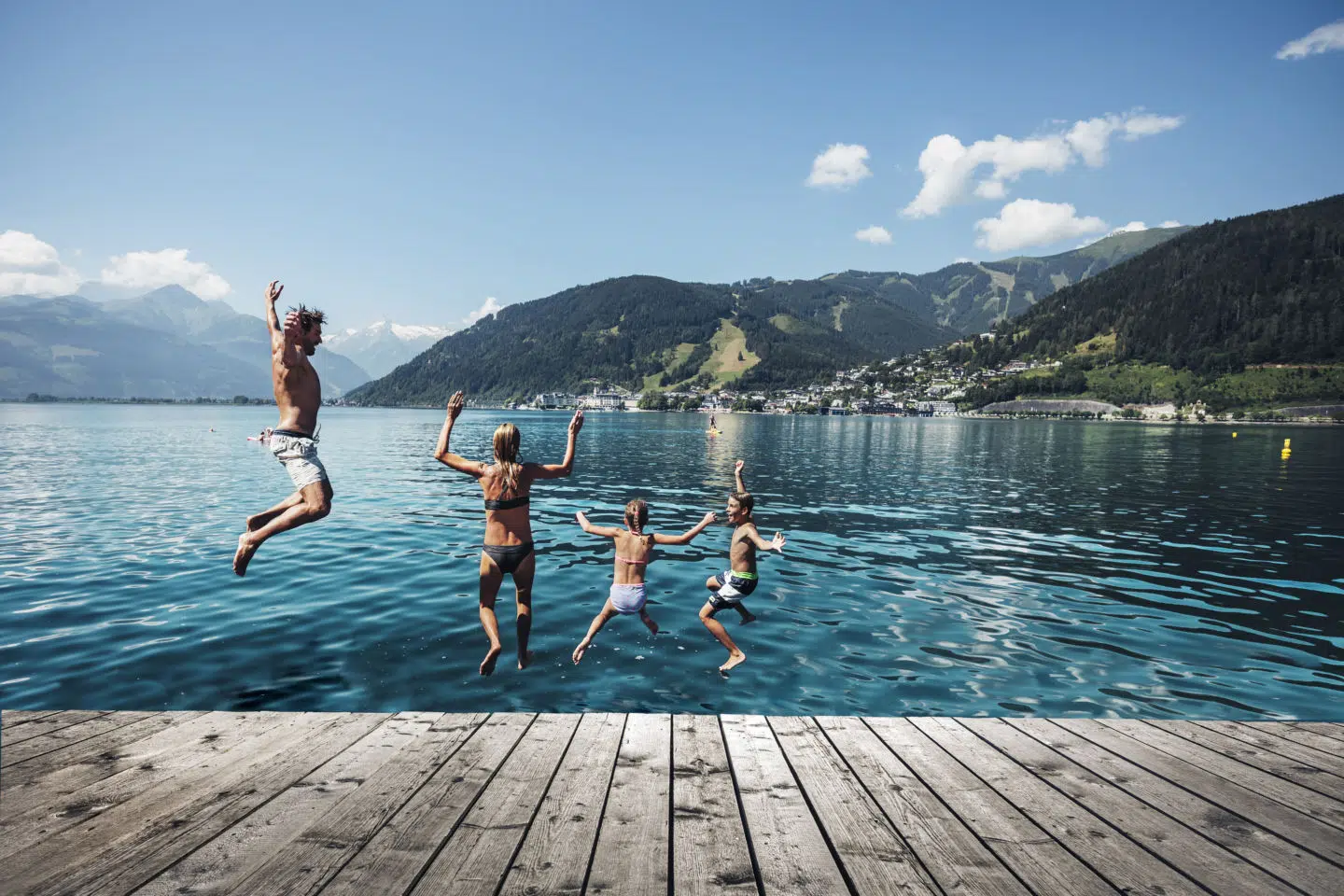 Ihr seht Menschen beim Badespaß am Zeller See in der Nähe vom JUFA Hotel Kaprun.