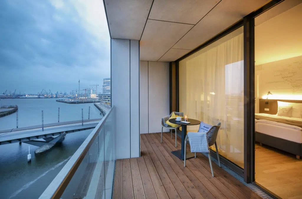 Ihr seht einen Balkon einer Suite des JUFA Hotels Hamburg HafenCity****. Der Ort für erlebnisreichen Städtetrip für die ganze Familie und der ideale Platz für Ihr Seminar.