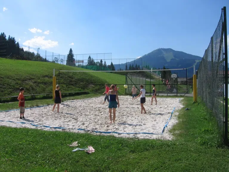 Ihr seht Teens Volleyball spielen am Beachvolleyballplatz beim JUFA Hotel Erlaufsee***. Der Ort für erfolgreiches Training in ungezwungener Atmosphäre für Vereine und Teams.