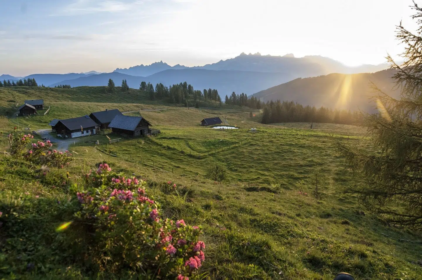 Ihr seht die Berglandschaft im Salzburger Land bei Sonnenuntergang.