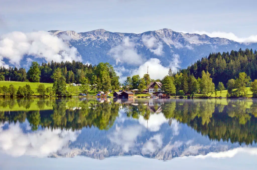 Ihr seht den Bergsee Gleinkersee in Pyhrn-Priel.