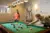 Ihr seht zwei Jugendliche beim Billiard Spiel im JUFA Familienresort Kempten***s. Der Ort für kinderfreundlichen und erlebnisreichen Urlaub für die ganze Familie.