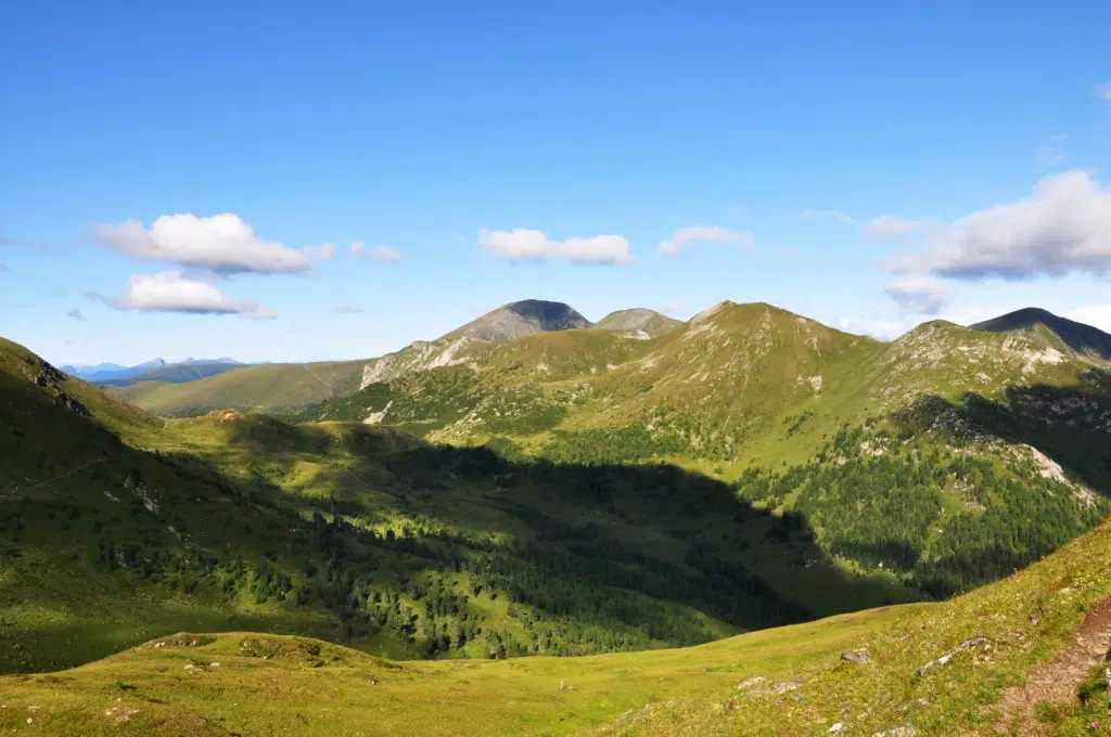 Panoramablick in den Biosphärenpark Nockberge in Kärnten. JUFA Hotels bietet Ihnen den Ort für erlebnisreichen Natururlaub für die ganze Familie.