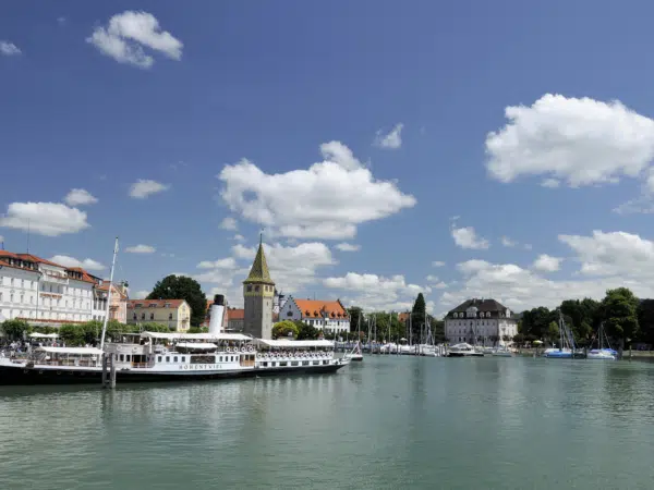 Ihr seht das Schiff der Bodenseeschifffahrt am Anlegesteg in der Nähe von JUFA Hotels. Der Ort für tollen Sommerurlaub an schönen Seen für die ganze Familie.