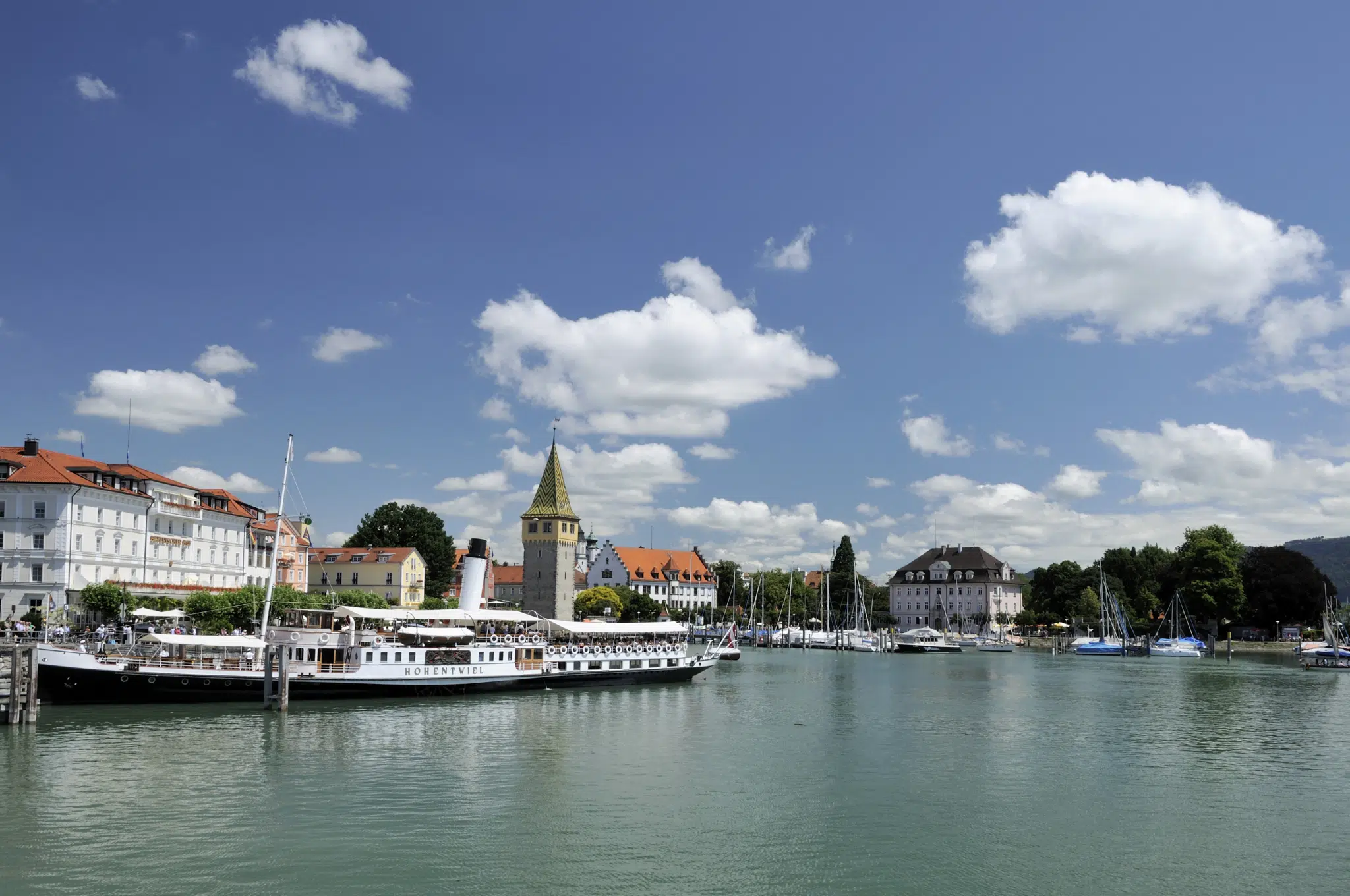 Ihr seht das Schiff der Bodenseeschifffahrt am Anlegesteg in der Nähe von JUFA Hotels. Der Ort für tollen Sommerurlaub an schönen Seen für die ganze Familie.