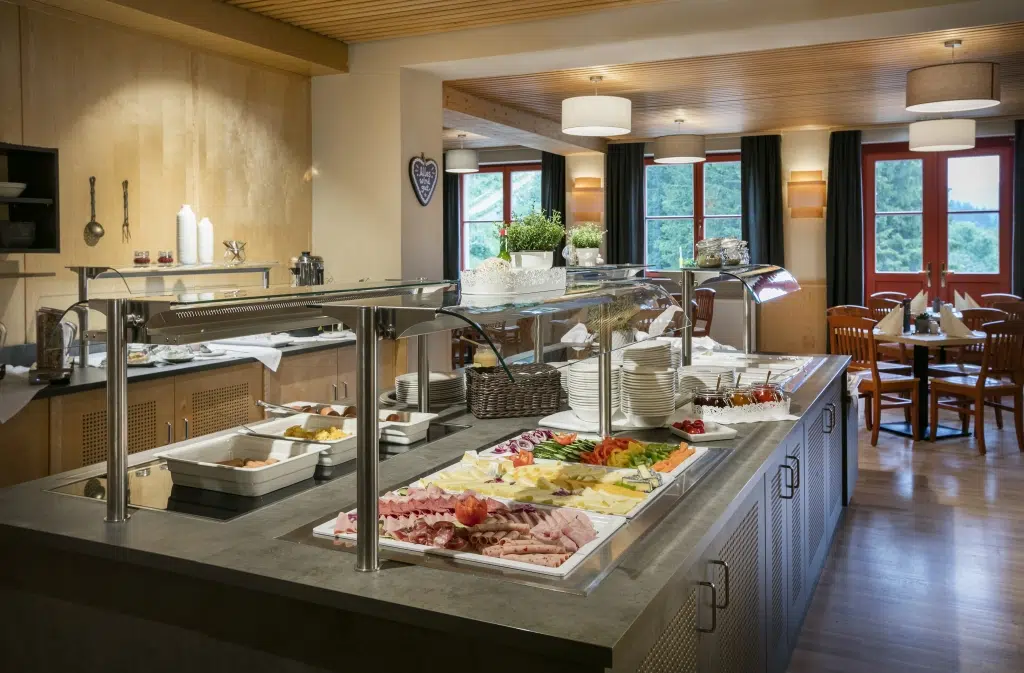 Ihr seht das Frühstücksbuffet vom JUFA Hotel Mariazell***. Der Ort für erholsamen Familienurlaub und einen unvergesslichen Winter- und Wanderurlaub.