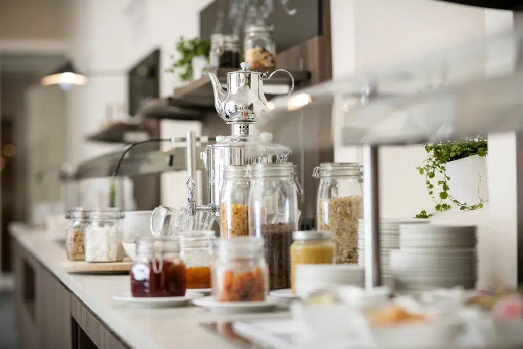 Ihr seht das Buffet mit Müsli und Marmelade im JUFA Hotel Schloss Röthelstein/Admont***. Der Ort für märchenhafte Hochzeiten und erfolgreiche und kreative Seminare.