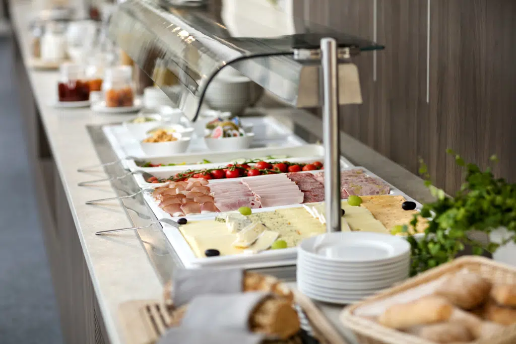 Ihr seht das Buffet mit Wurst und Käse JUFA Hotel Schloss Röthelstein/Admont***. Der Ort für märchenhafte Hochzeiten und erfolgreiche und kreative Seminare.