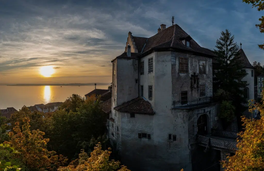 Ihr seht die Burg Meersburg. JUFA Hotels bietet erholsamen Familienurlaub und einen unvergesslichen Winter- und Wanderurlaub