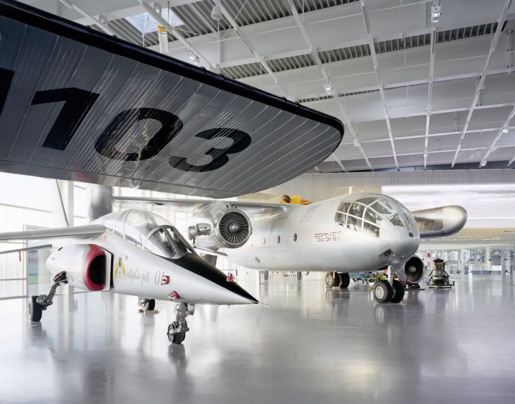 Ihr seht Flugzeuge im Dornier Museum in Friedrichshafen. JUFA Hotels bieten erholsamen Familienurlaub und einen unvergesslichen Winter- und Wanderurlaub