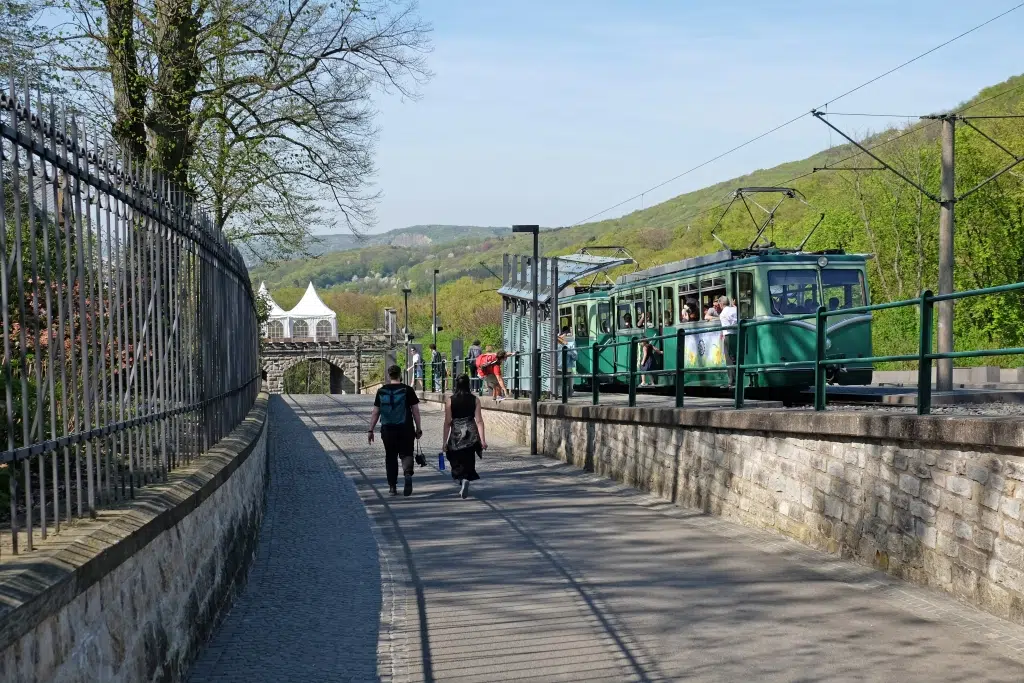 Ihr seht die Drachenfelsbahn in Königswinter. JUFA Hotels bietet Ihnen den Ort für erlebnisreichen Natururlaub für die ganze Familie.