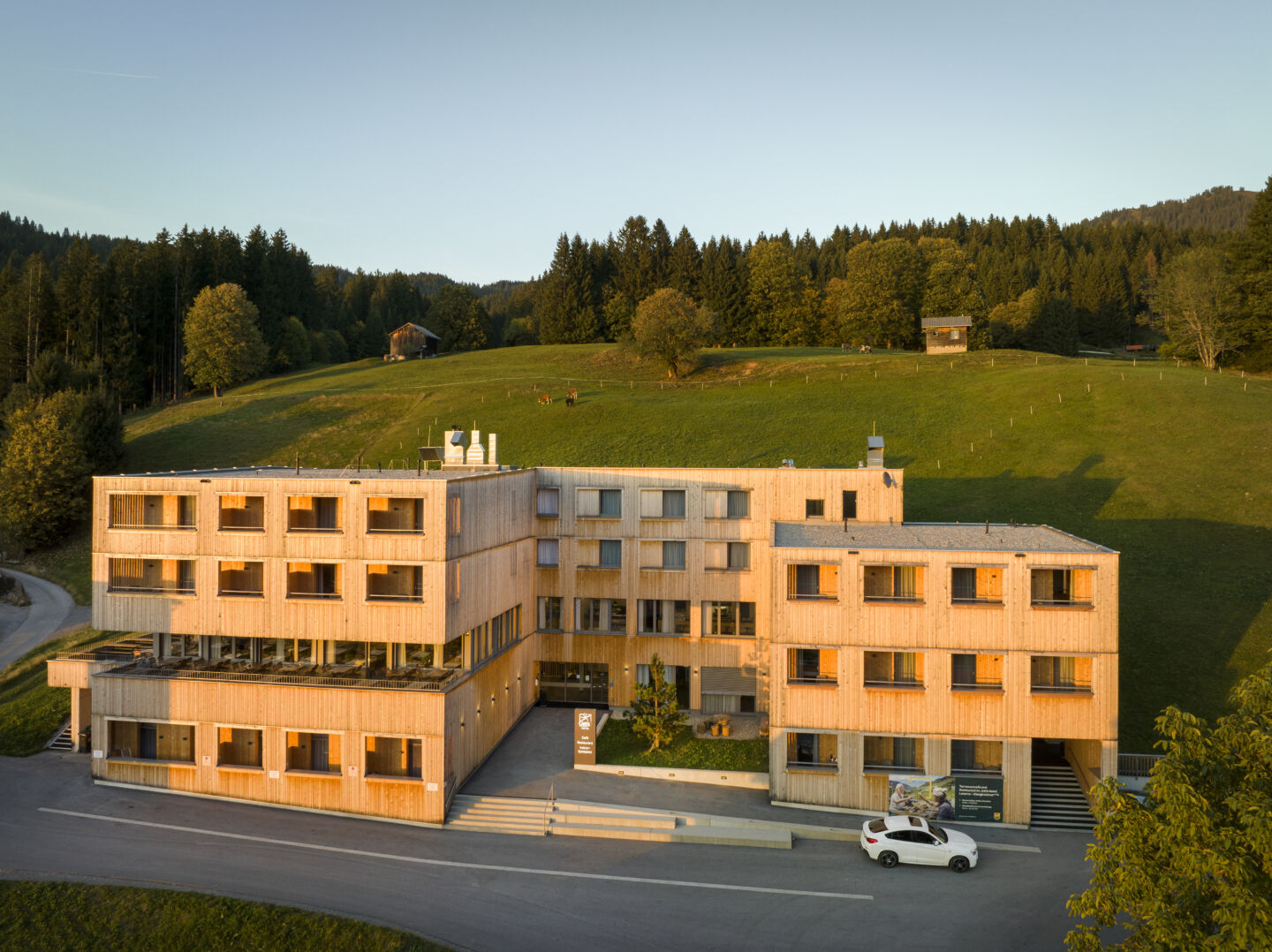 Sie sehen das JUFA Hotel Laterns-Klangholzhus***s von außen aus der Drohnenperspektive. Das JUFA Hotel Laterns-Klangholzhus***s ist der ideale Ort für einen abwechslungsreichen Winterurlaub für die ganze Familie mit erholsamen Urlaubstagen.