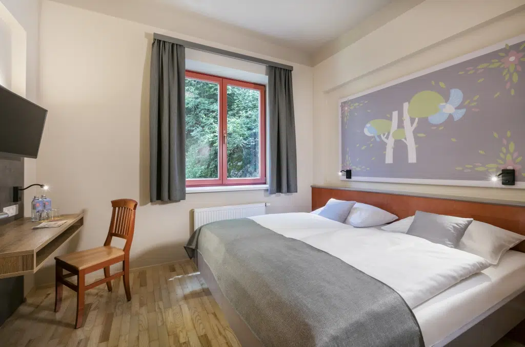 Ihr seht ein Doppelzimmer des JUFA Hotels Mariazell***. Der Ort für erholsamen Familienurlaub und einen unvergesslichen Winter- und Wanderurlaub.