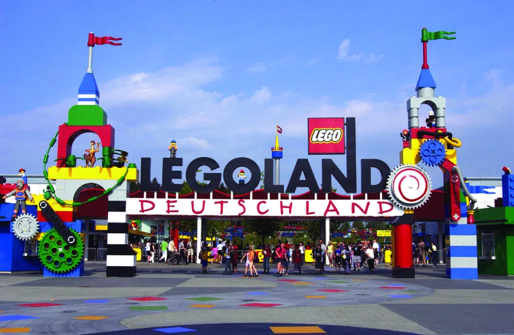 Ihr seht den Eingang vom Legoland Deutschland in der Nähe von JUFA Hotels. Der Ort für kinderfreundlichen und erlebnisreichen Urlaub für die ganze Familie.