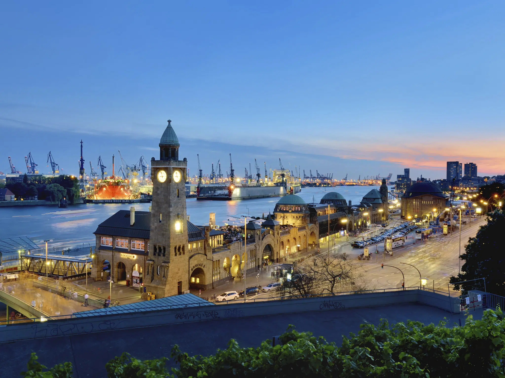 Ihr seht das Gebäude des St. Pauli Elbtunnels an den Landungsbrücken in Hamburg. JUFA Hotels bietet erlebnisreichen Städtetrip für die ganze Familie und den idealen Platz für Ihr Seminar.