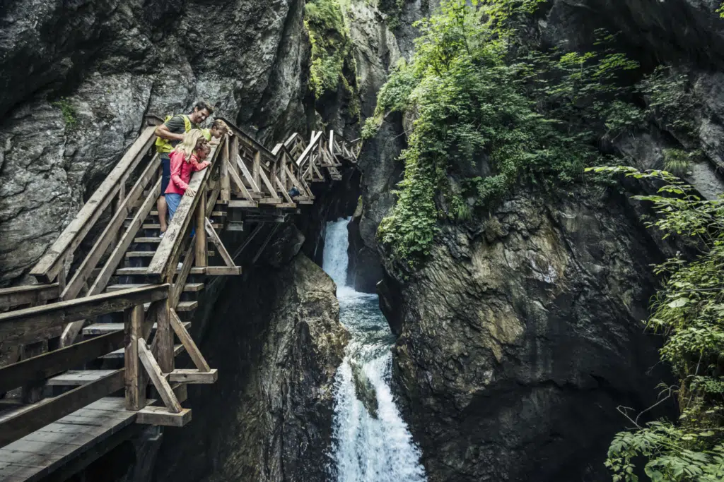 Ihr seht Personen in der Sigmund-Thun-Klamm beim Wandern.