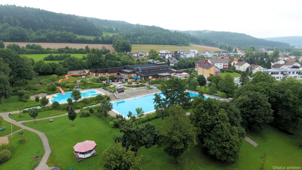 Ihr seht das Erlebnisbad Crana Mare in Kronach aus der Vogelperspektive. JUFA Hotels bietet kinderfreundlichen und erlebnisreichen Urlaub für die ganze Familie.