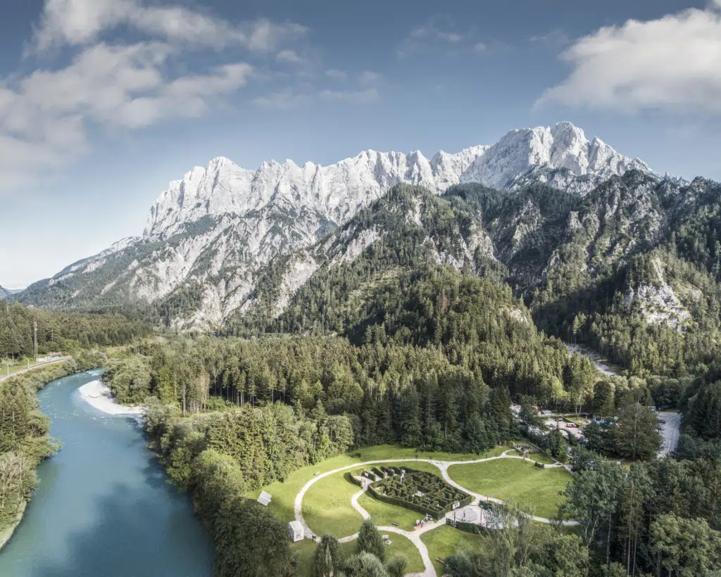 Ihr seht einen Teil vom Erlebniszentrum "Weidendom" im Nationalpark Gesäuse. JUFA Hotels bietet euch den Ort für erlebnisreichen Natururlaub für die ganze Familie.