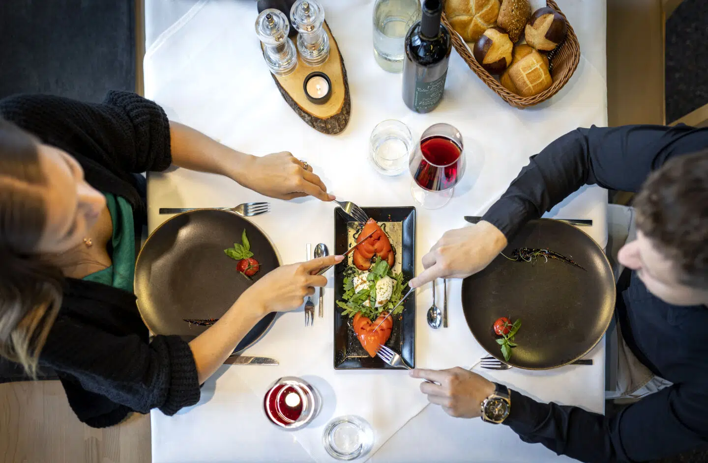 Pärchen teilt sich beim Abendessen im JUFA Hotel Malbun die Vorspeise.