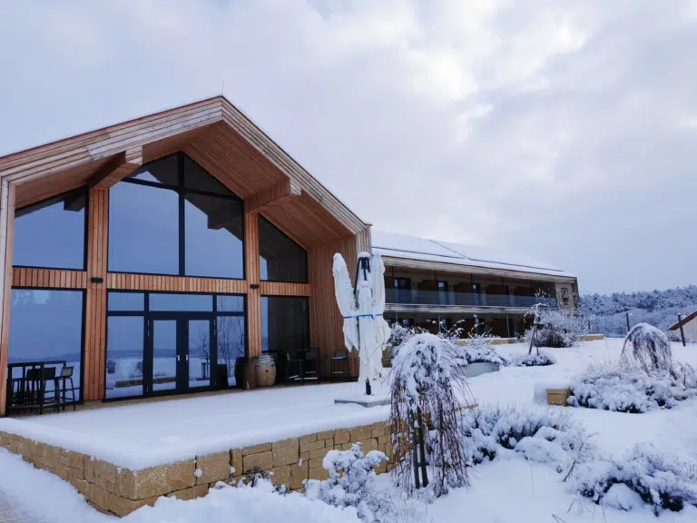 Ihr seht die Winterlandschaft rund um das JUFA Hotel Neutal, im schönen Burgenland. JUFA Hotels bietet erholsamen Familienurlaub und einen unvergesslichen Winter- und Wanderurlaub.